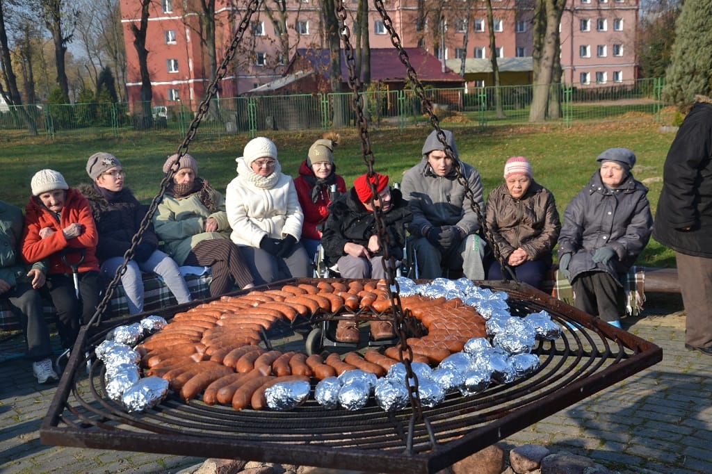 Biesiada przy ognisku na zakończenie prac w ogrodzie