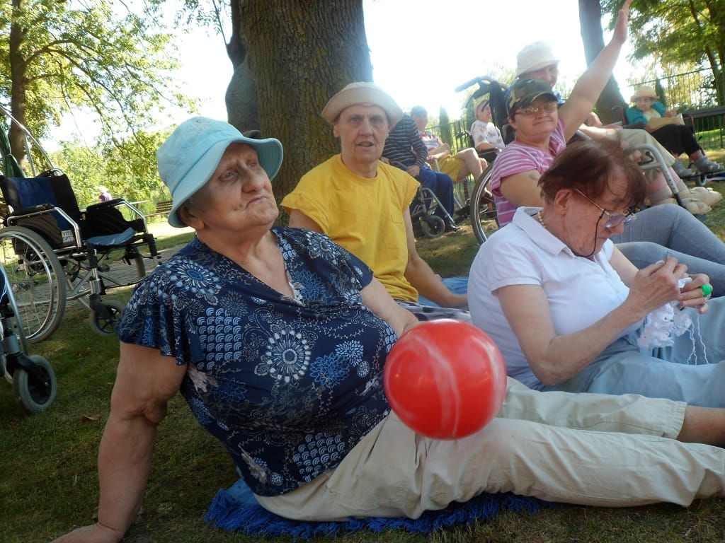 Piknik na trawie  z gimnastyką w tle!