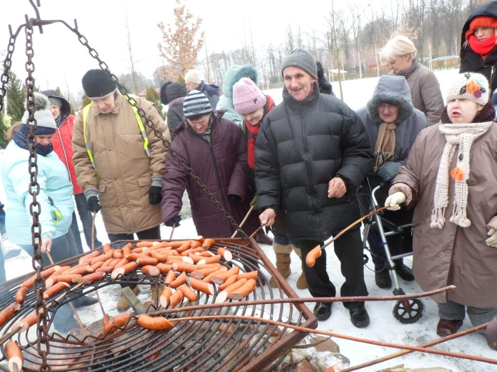 Ognisko w zimowej scenerii