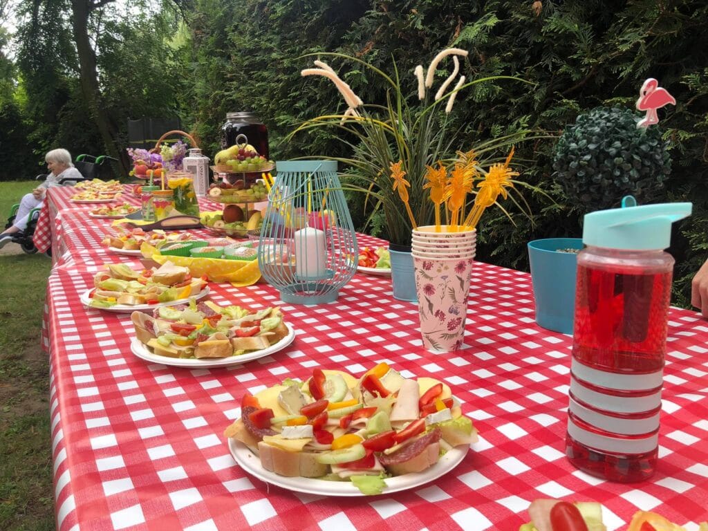 Piknik pod szumiącymi drzewami …